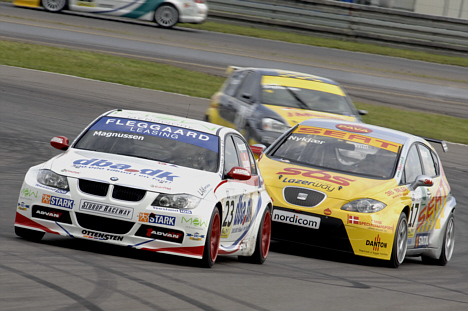 Jan Magnussen (23) og Michel Nykjær (17) er to af de kørere, som er med i mesterskabskampen i Danish Touringcar Championship på Padborg Park.